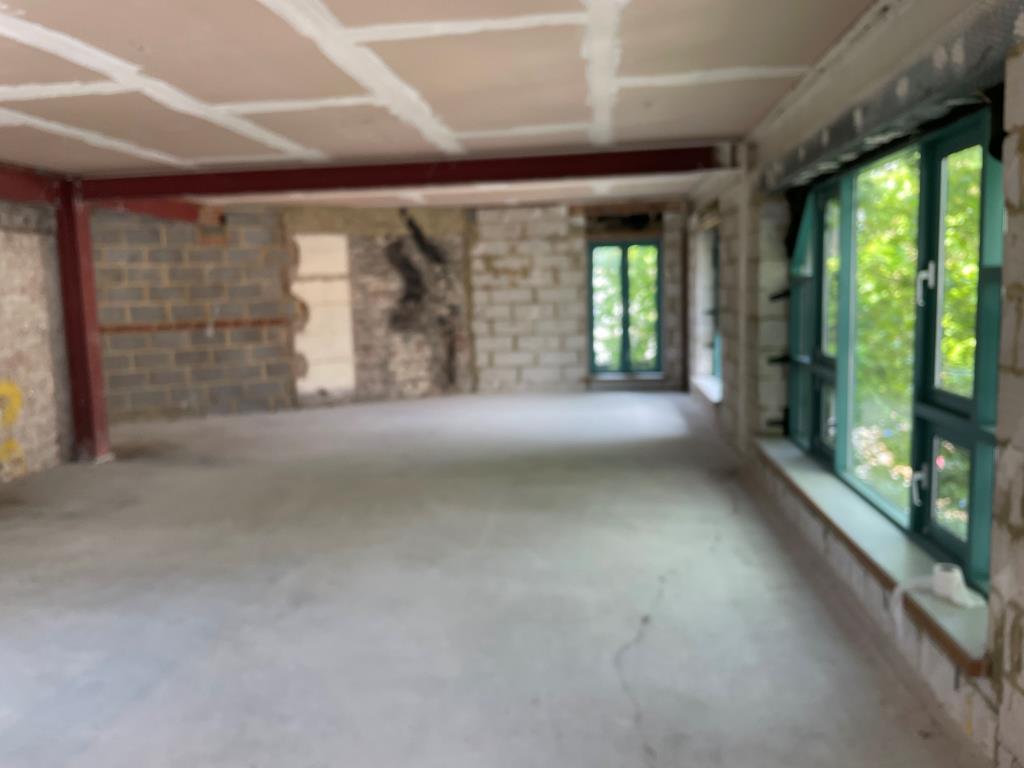 Lot: 72 - COMMERCIAL INVESTMENT WITH RESIDENTIAL CONSENT OF UPPER PARTS - second floor open plan area with double aspect